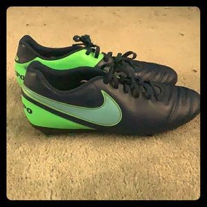 COPY - Great shoes to play soccer. Has a couple scuffs